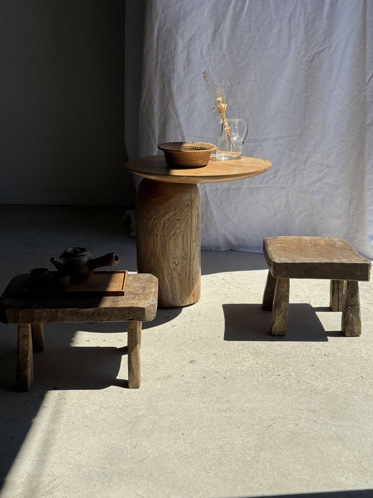 Tabouret d'appoint en teck massif carré assise courbée