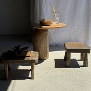 Tabouret d'appoint en teck massif carré assise courbée