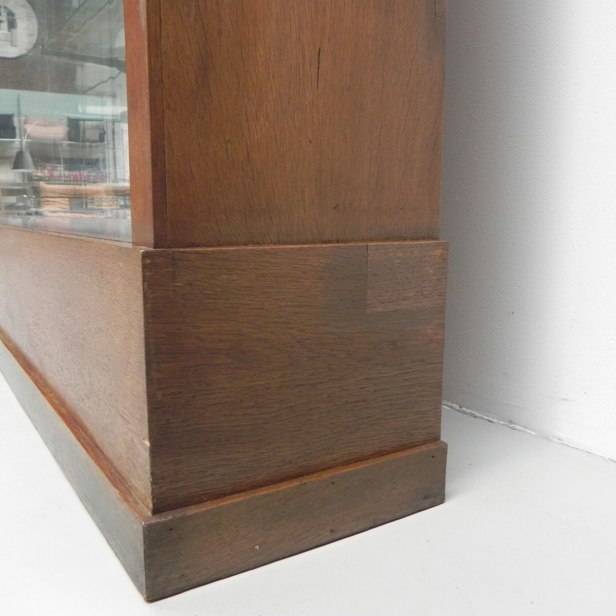 Large display cabinet with 2 sliding glass doors