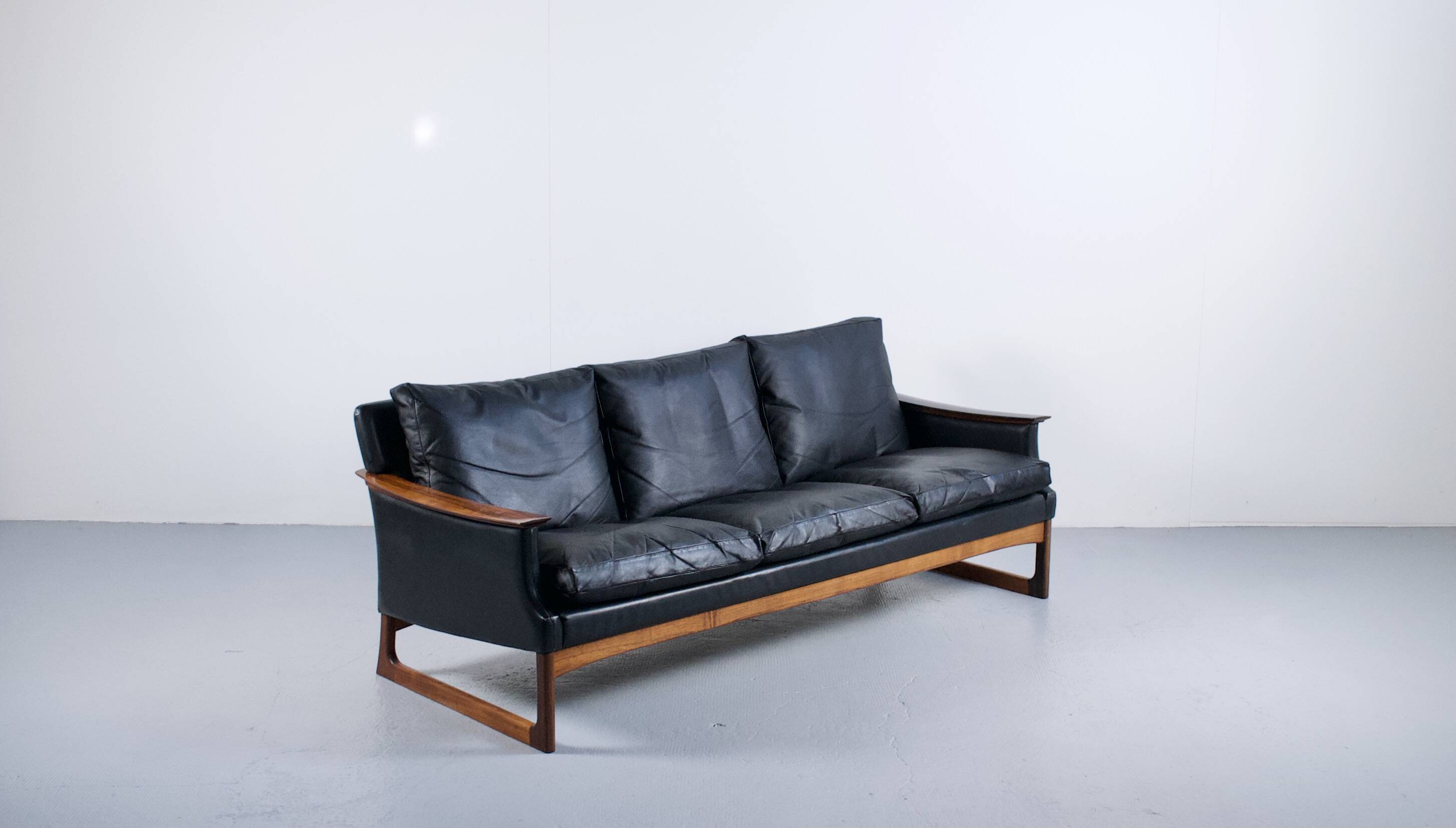 Scandinavian 3-seater sofa in leather and rosewood from the 60s