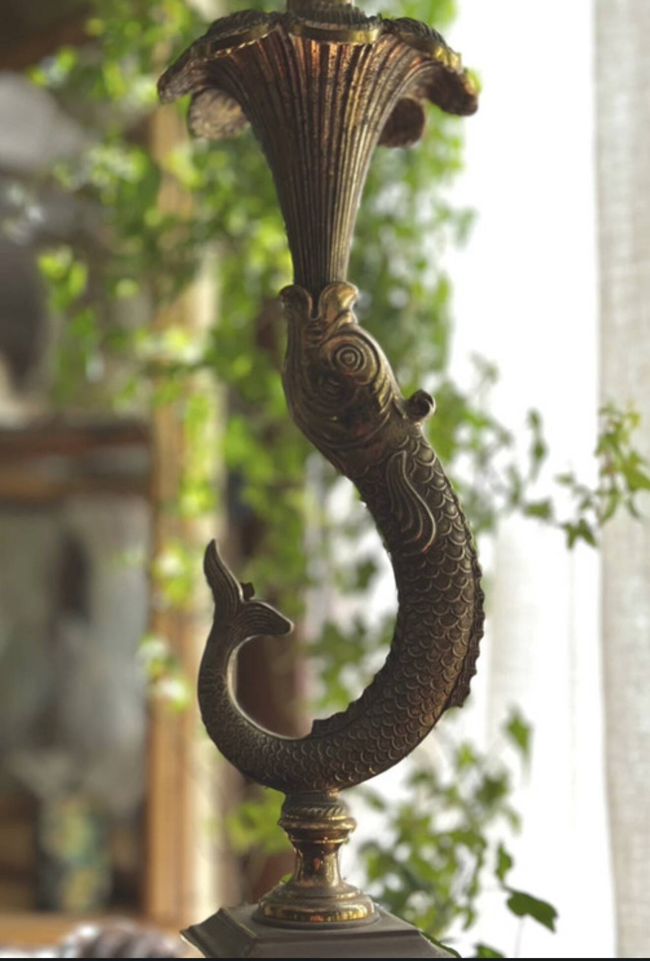 Lampe sculpturale vintage avec dauphin en bronze sur base en marbre noir -Holl