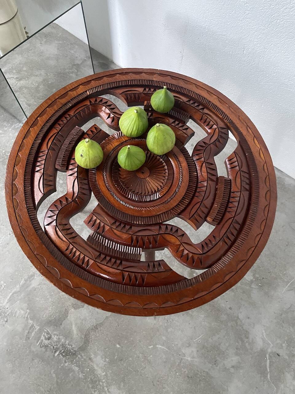 60s tripod coffee table in chiseled wood