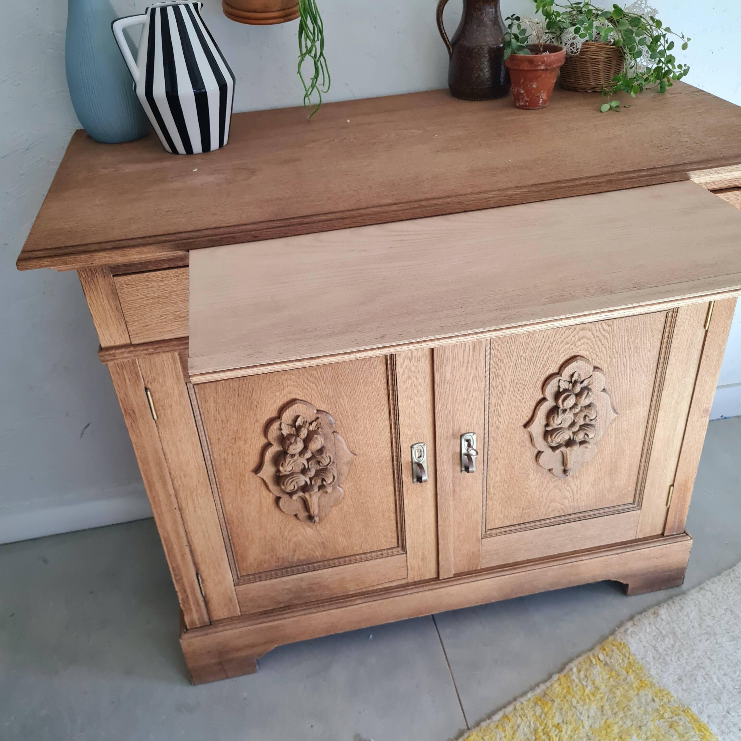 Buffet ancien en bois brut et 2 portes médaillons sculptées