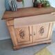 Buffet ancien en bois brut et 2 portes médaillons sculptées