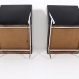 Paire de chauffeuses modernistes en cuir noir