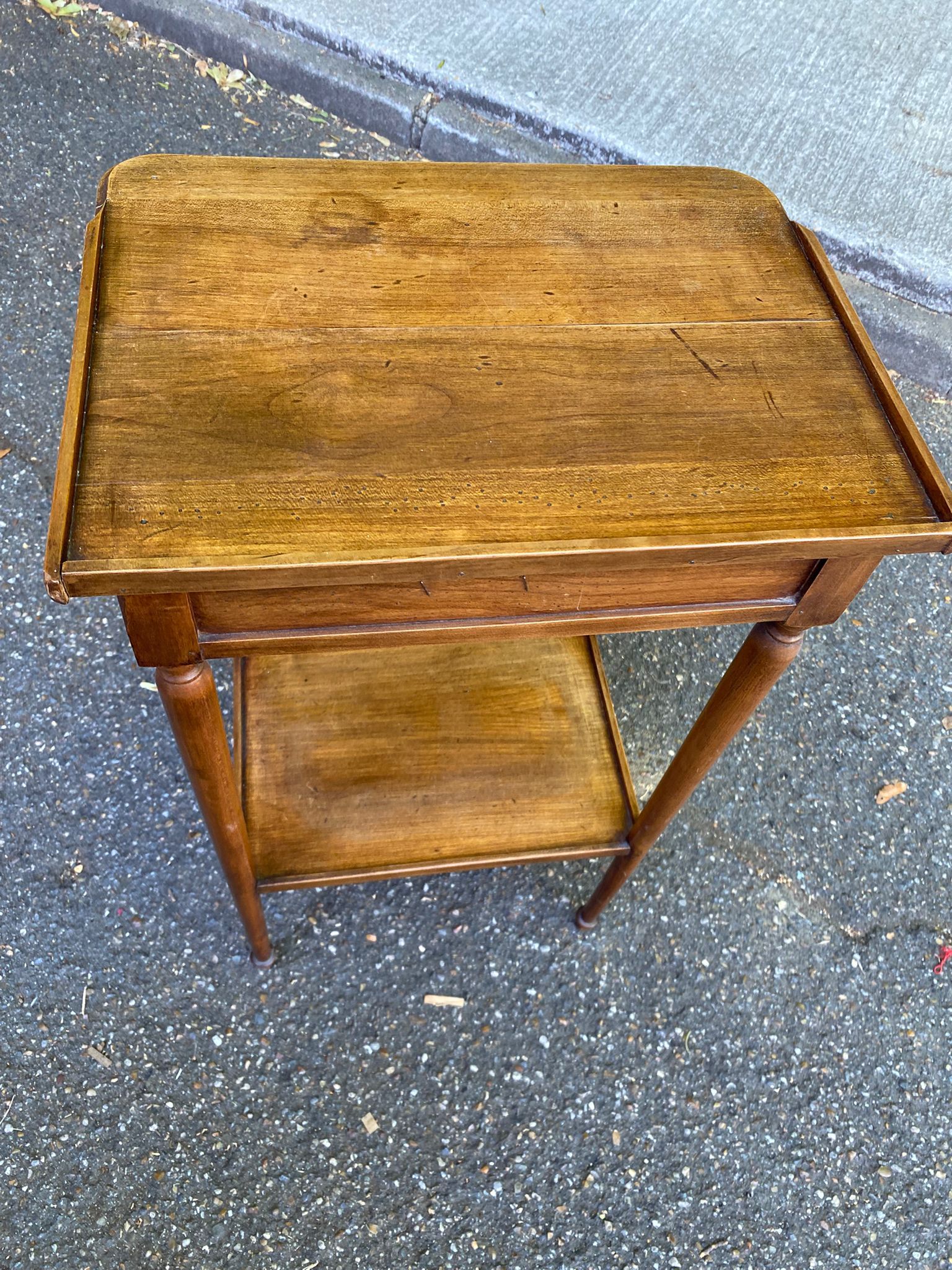 Table d'appoint Louis XVI en bois massif du XIXème siècle