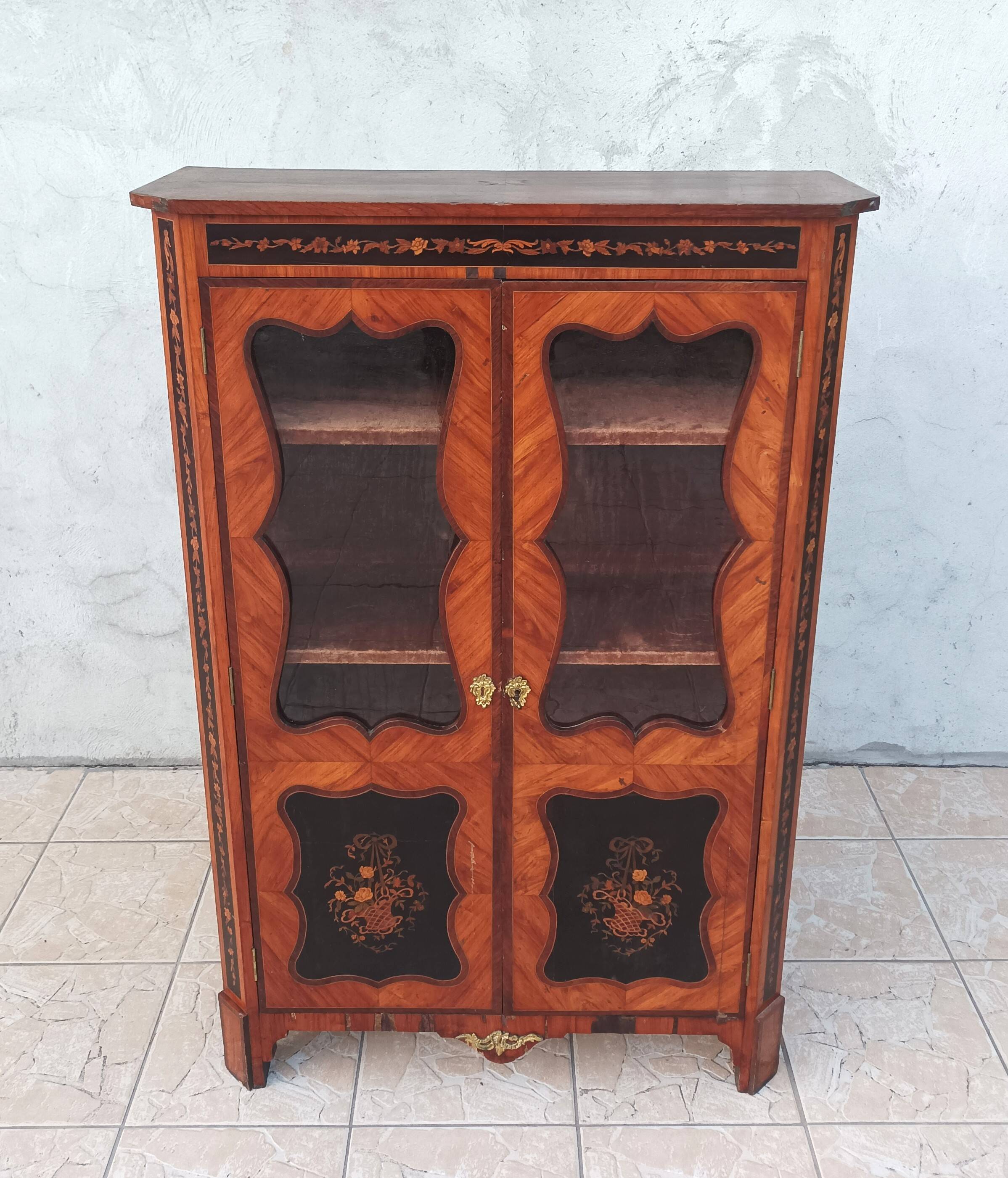 Louis XVI display cabinet in rosewood and amaranth veneer.