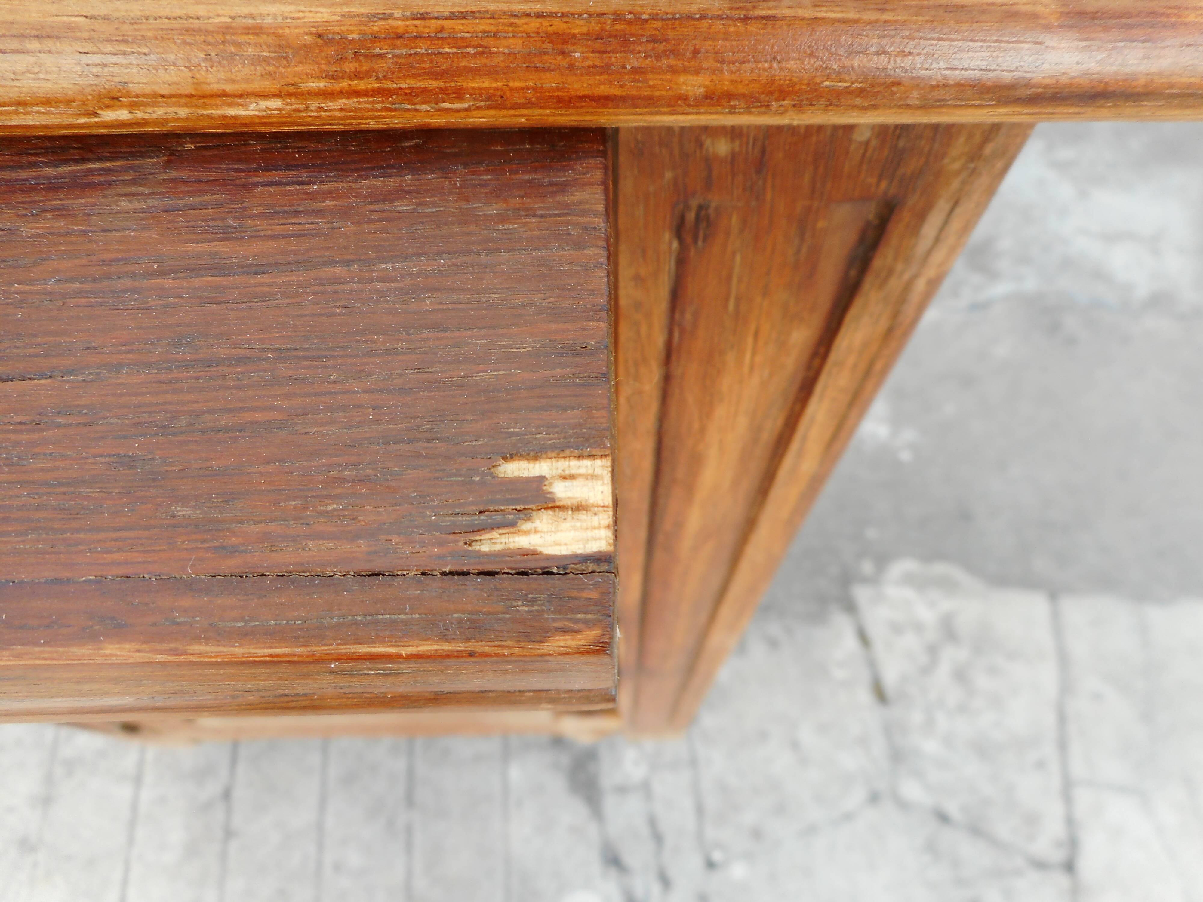 Extra furniture a door topped by a niche