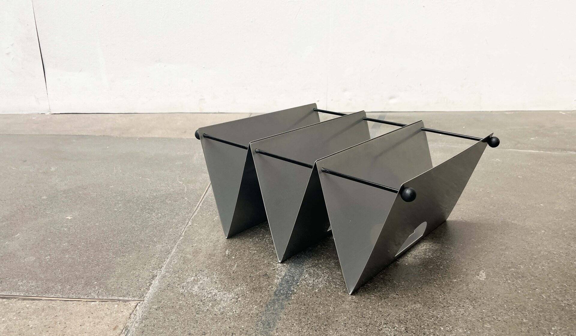 Porte-revues en métal postmoderne italien, années 1980