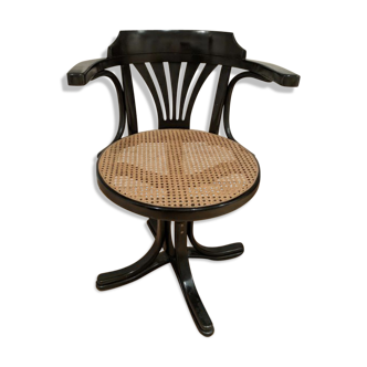 Black swivel office chair