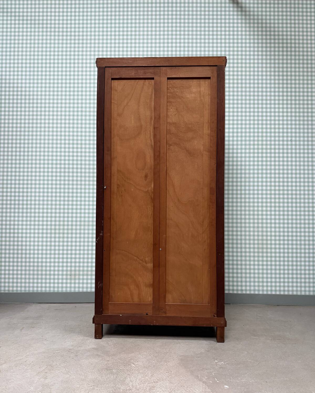 Large pharmacy display case (renovated)