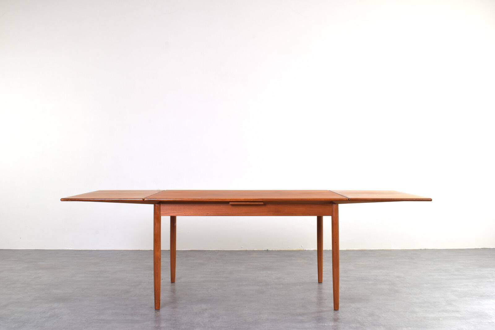 Table à manger extensible en teck danois des années 1960.