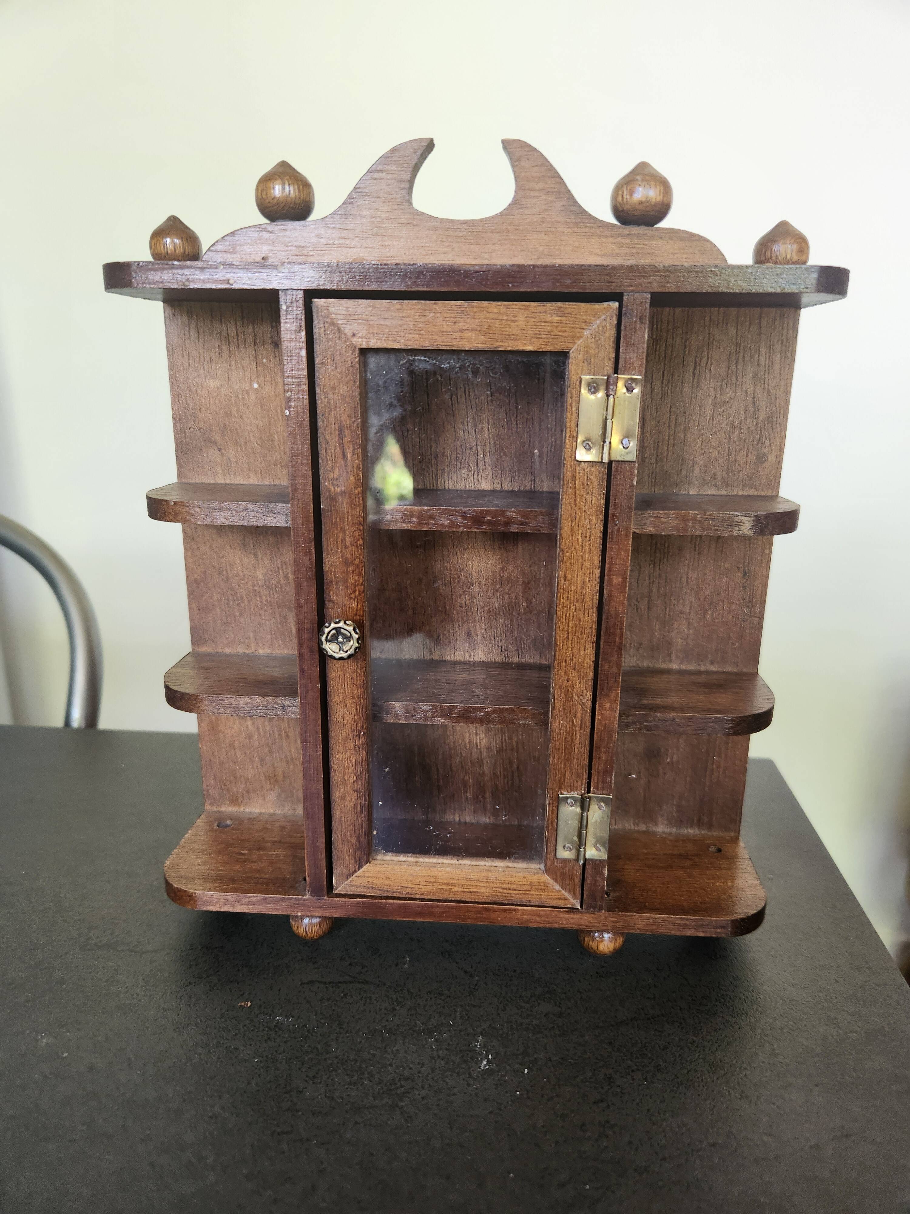 Armoire de poupée
