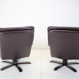 Scandinavian Leather Armchairs / Lounge Chairs, With footres 1970s, Finland