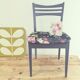 Chaise en bois bleue velours fleuri effets vintage