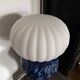 Lampe à poser vintage en céramique bleue et globe blanc plissé
