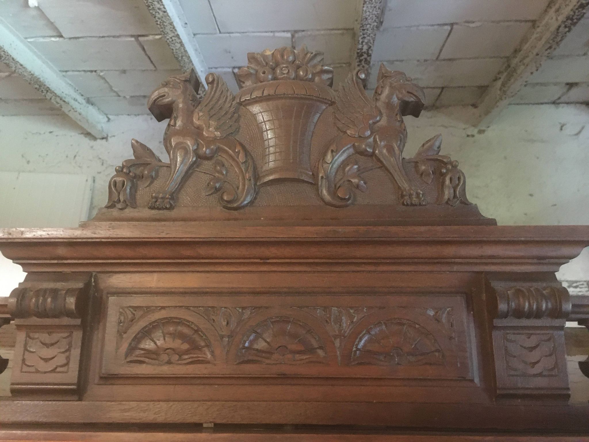 Miroir biseauté de style Henri ii en noyer
