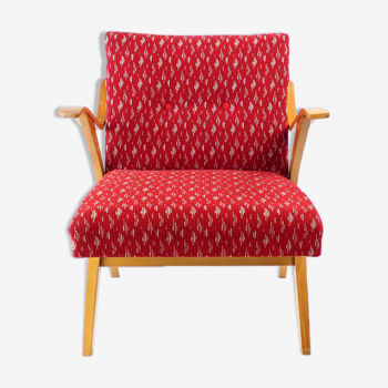 Fauteuil en tissu rouge original et bois blond, Tchécoslovaquie années 1960