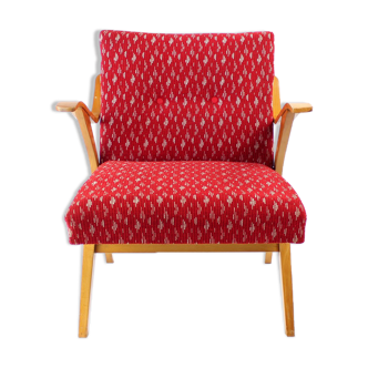 Fauteuil en tissu rouge original et bois blond, Tchécoslovaquie années 1960