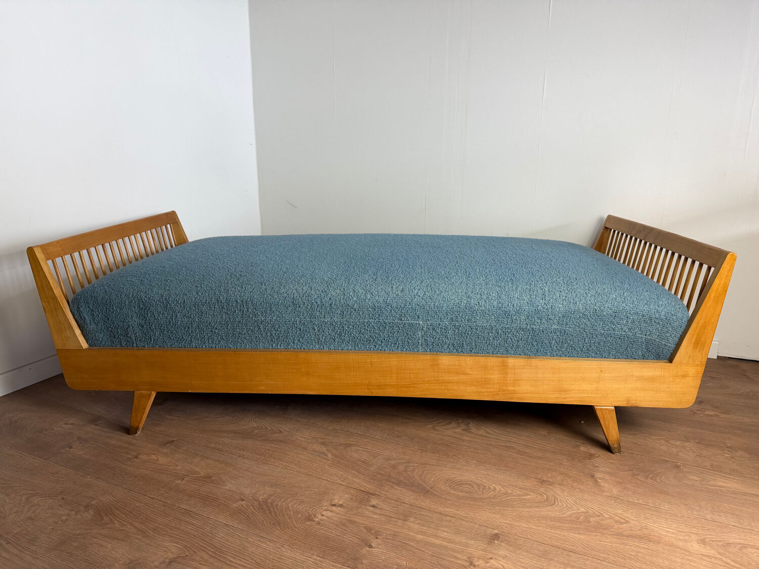 Vintage wooden bench / daybed