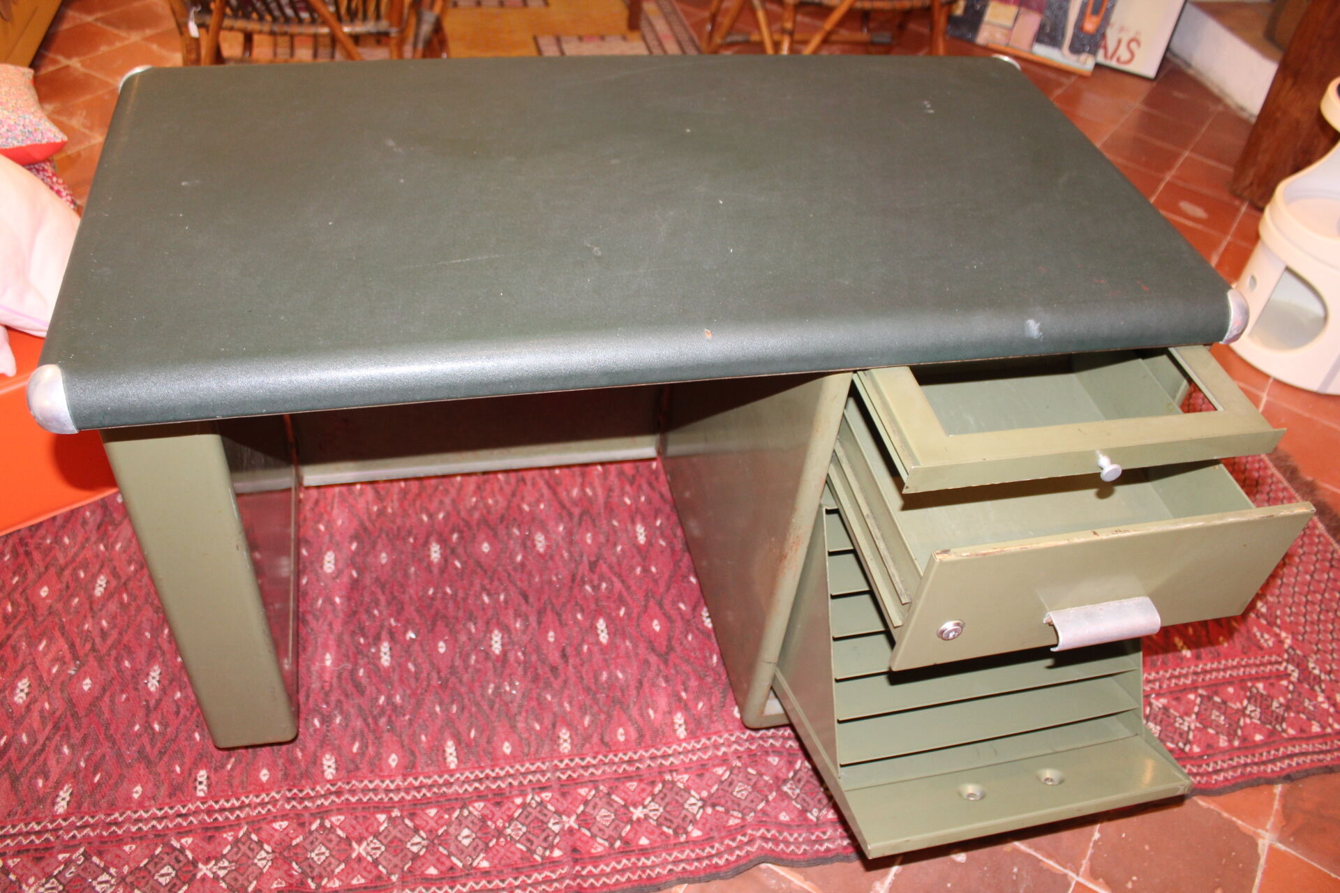 Bureau en métal kaki