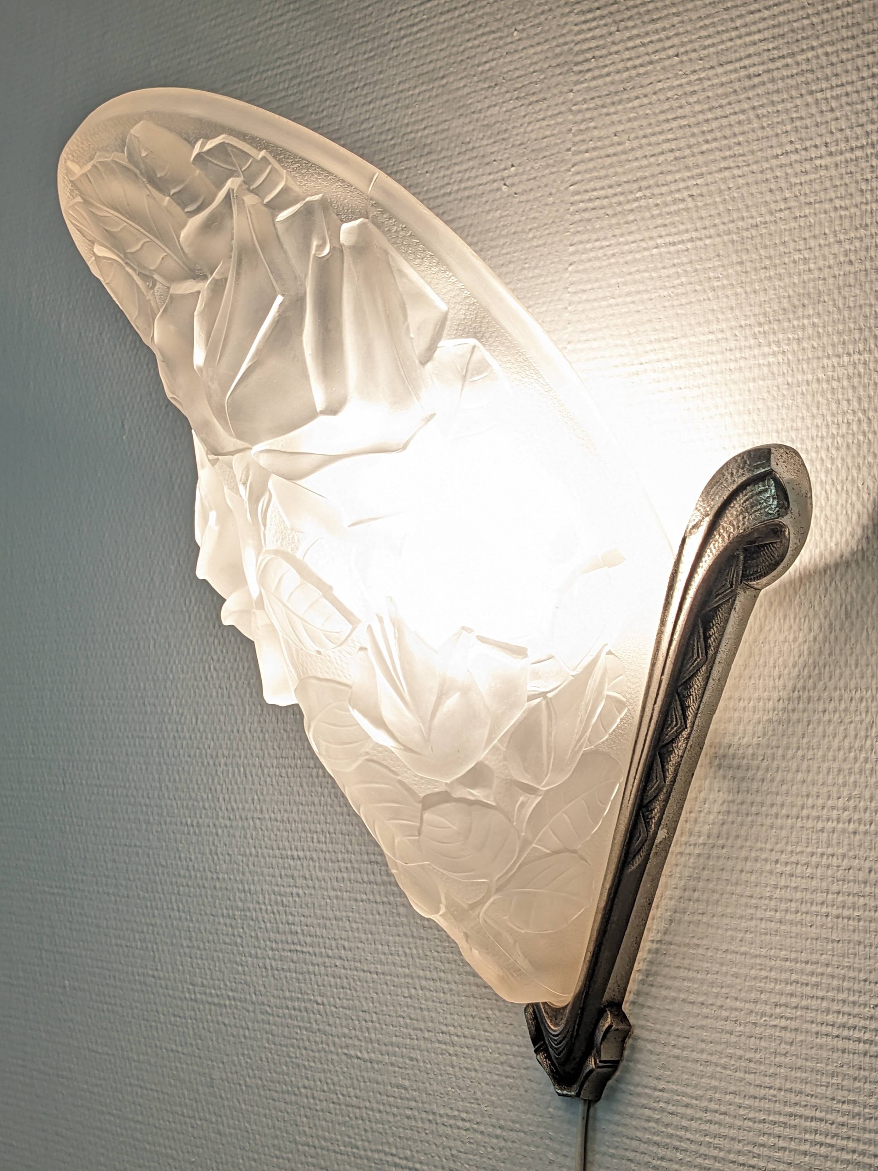 Art Deco wall lamp in frosted glass and nickel-plated bronze circa 1920