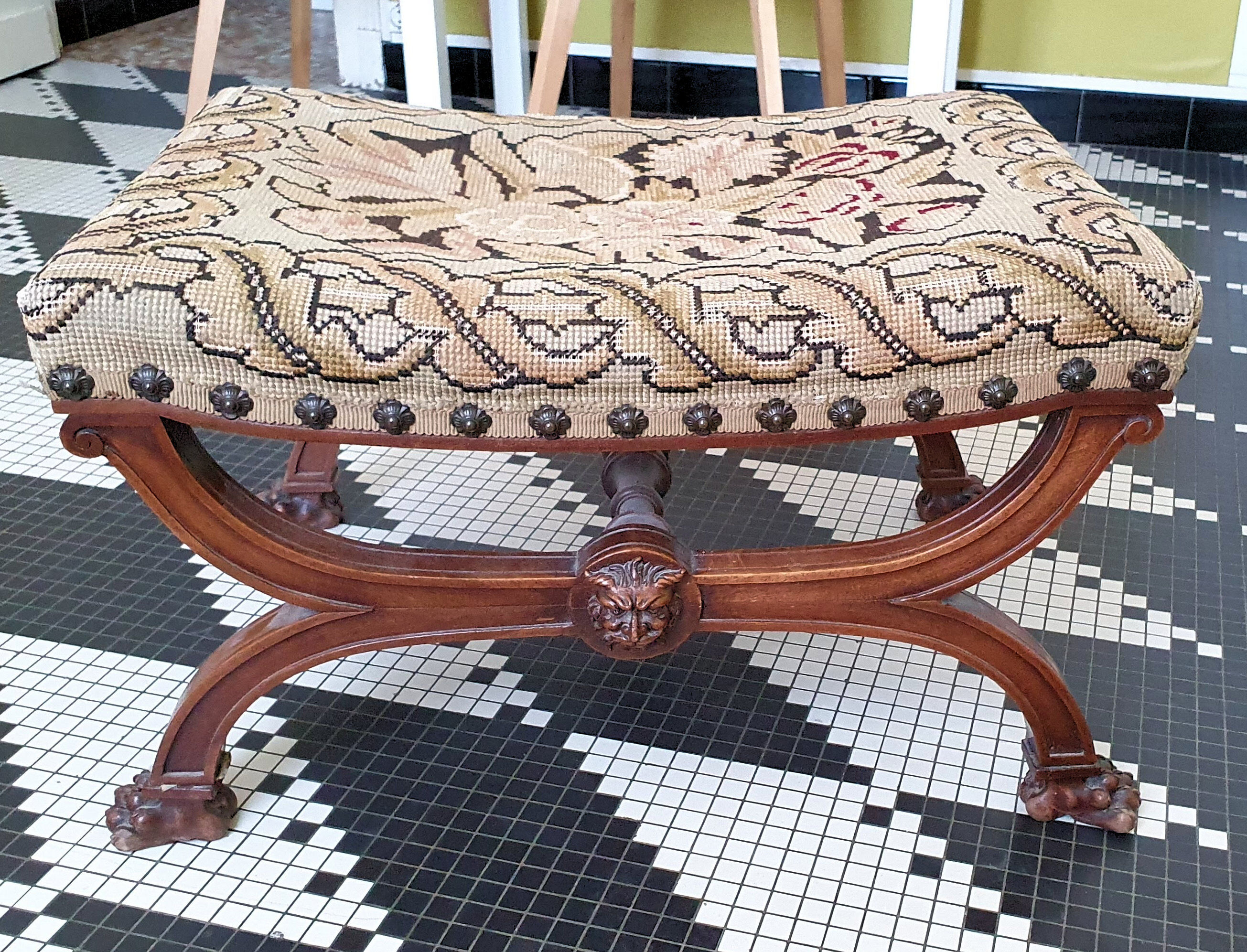 Feet rest curule