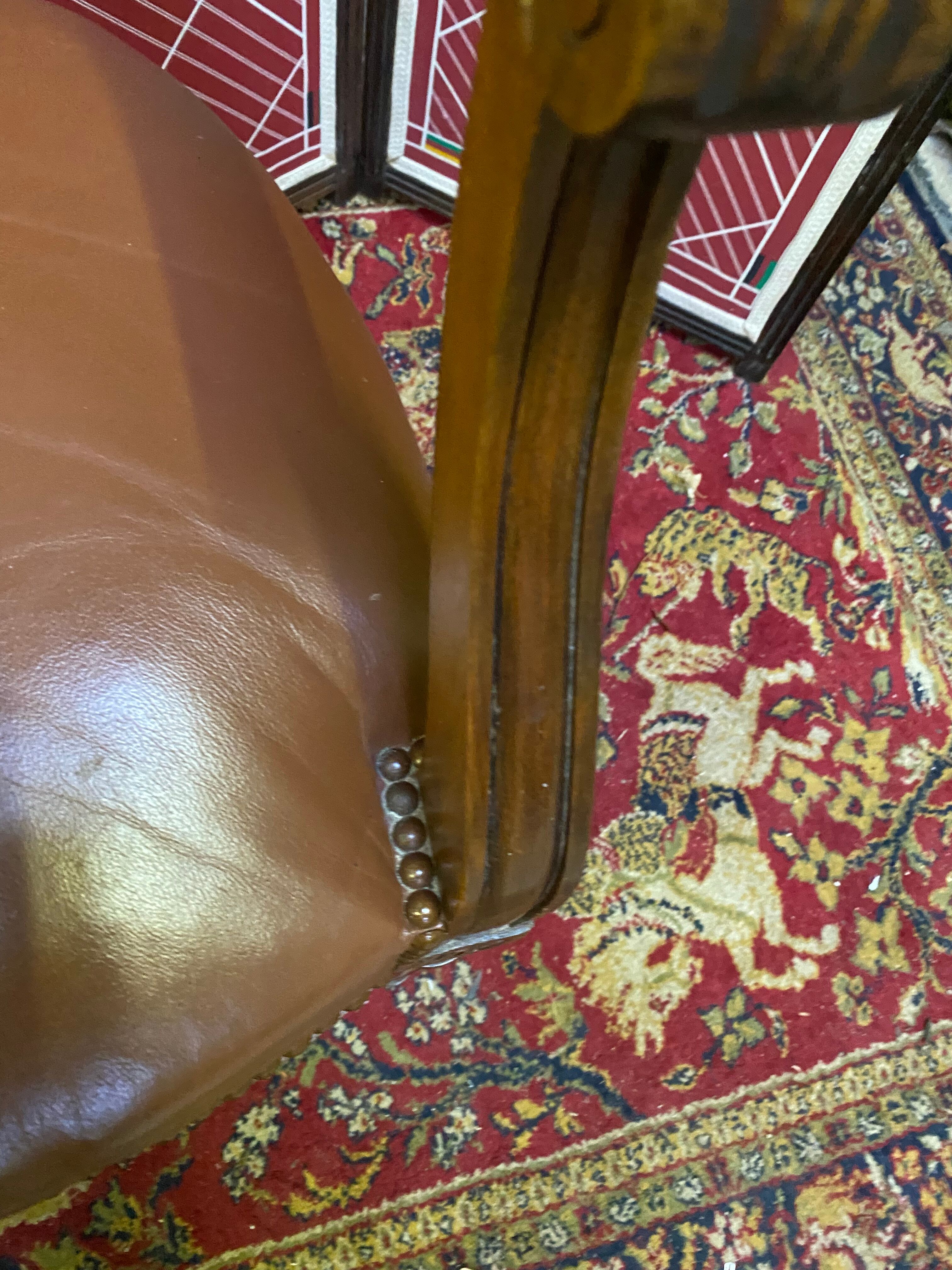 Fauteuil de bureau vintage en bois et cuir marron clouté