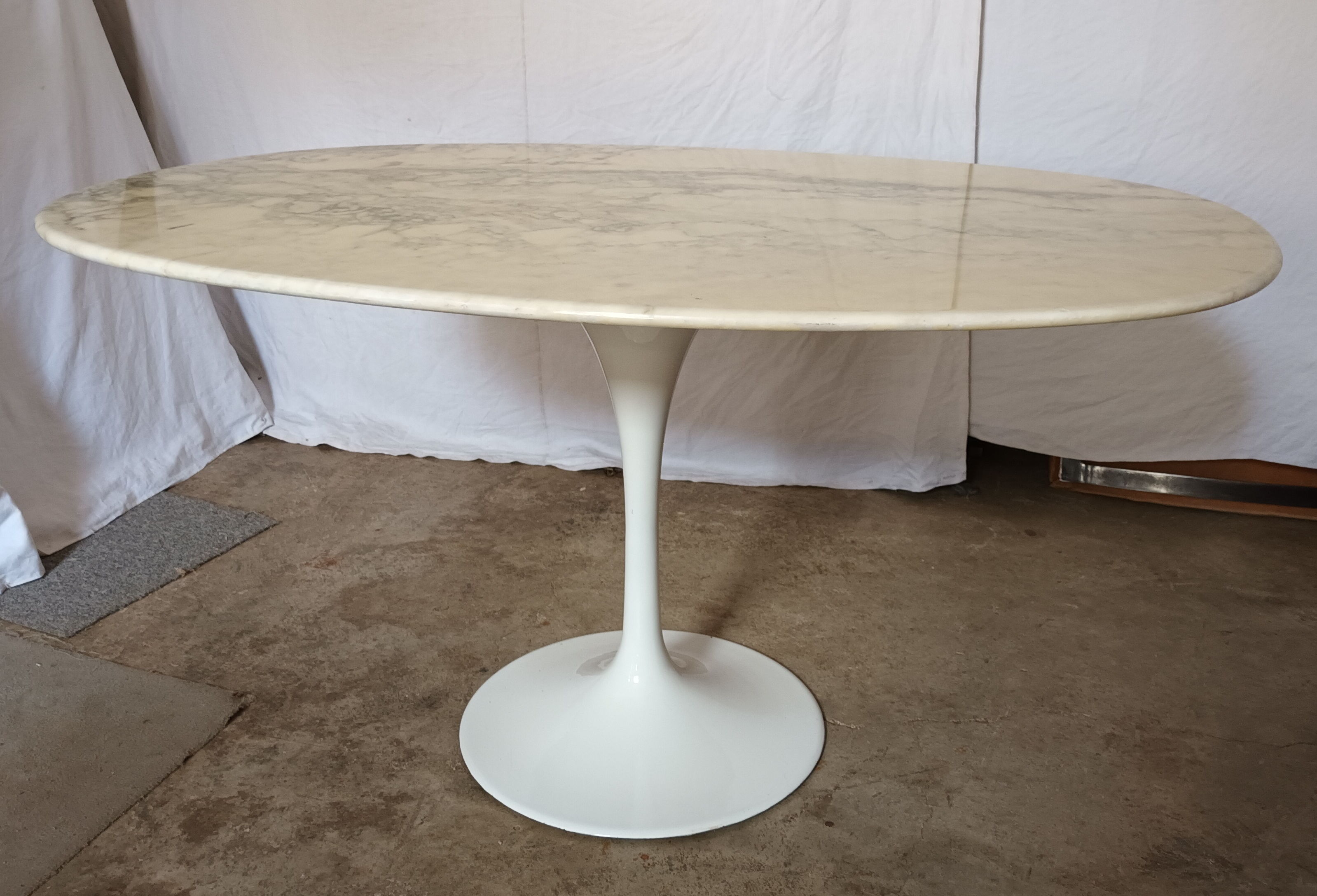 Table ovale dessus marbre pied tulipe des années 70