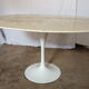 Table ovale dessus marbre pied tulipe des années 70