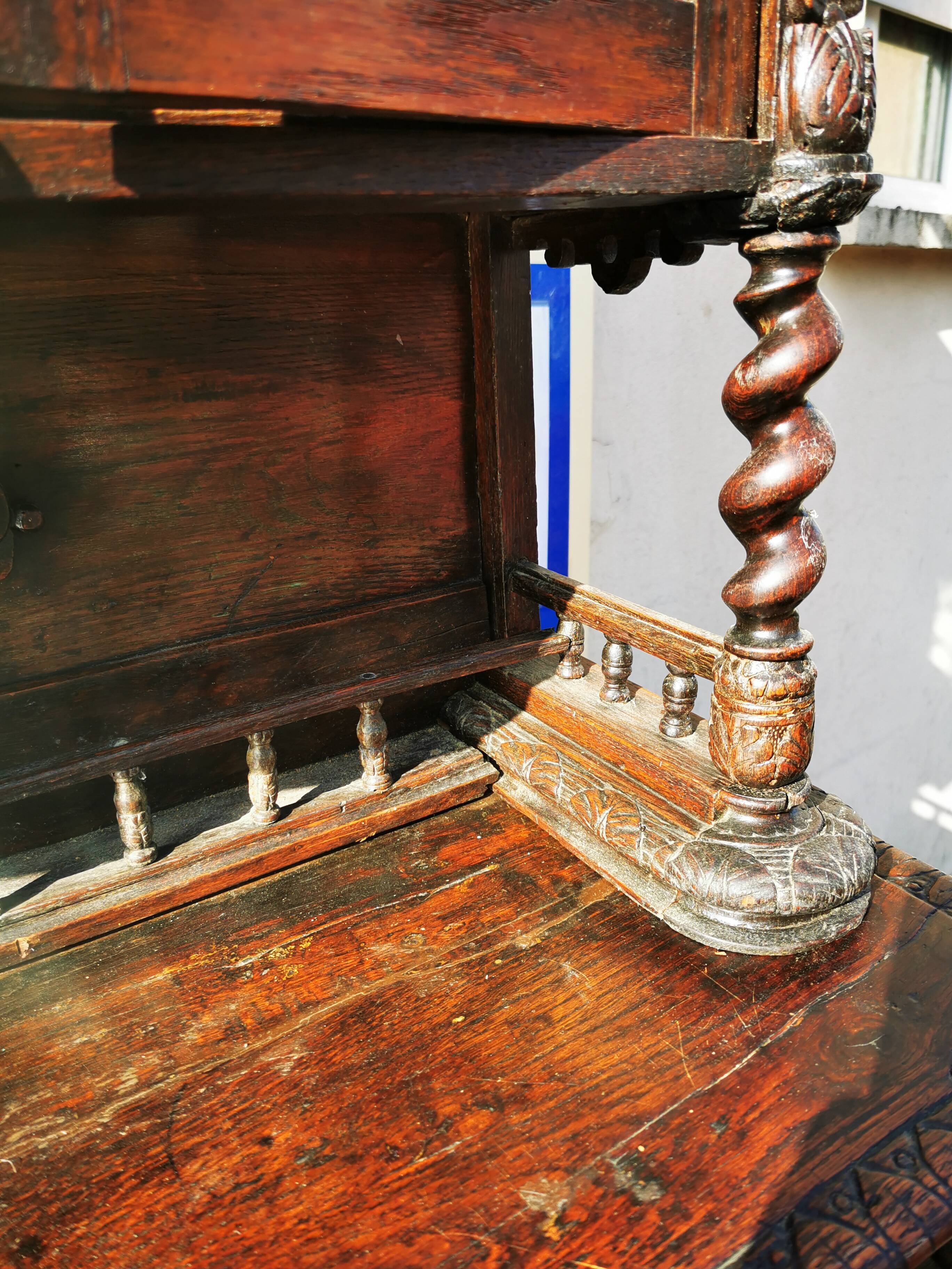 Cabinet / Vaisselier ancien richement sculpté 19éme