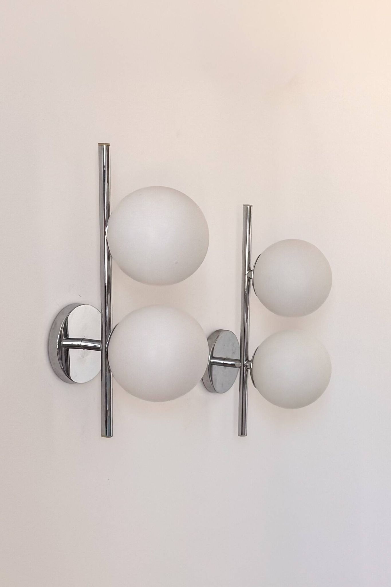 Pair of vintage wall lights in chrome metal and opaline, France 1970.