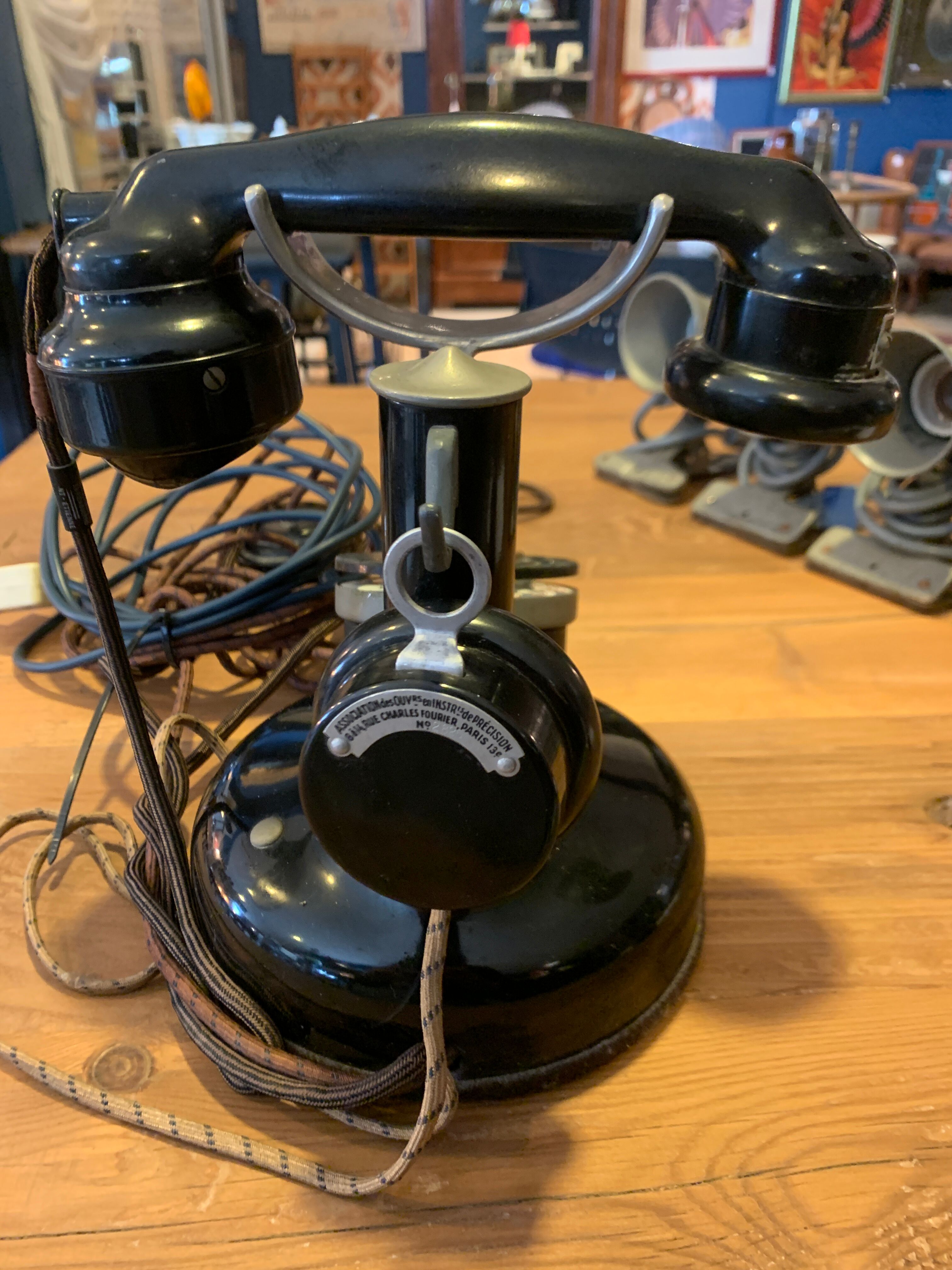 Burgunder column phone in bakelite