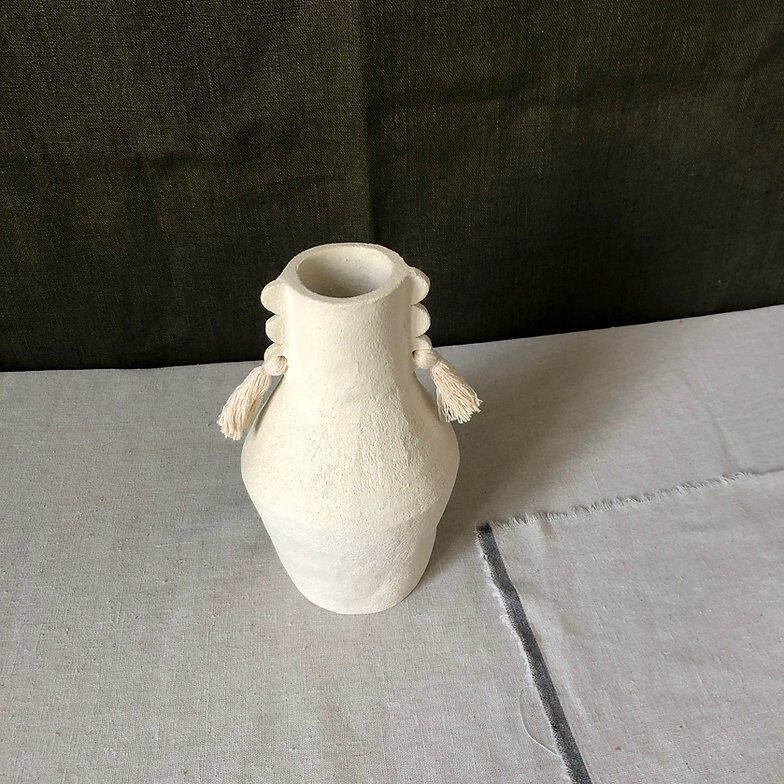White pompom totem vase - Cassandre Bouilly