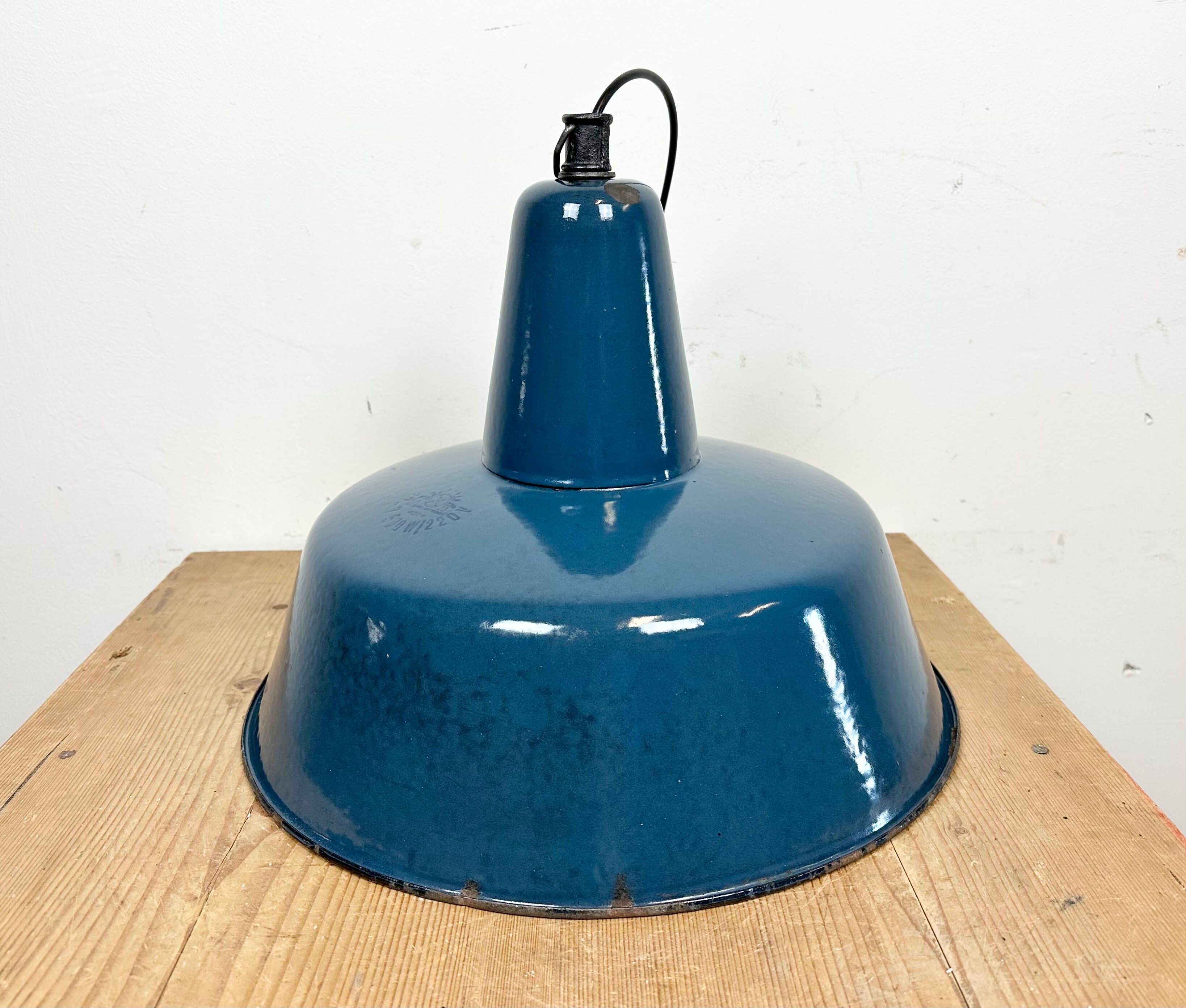Suspension industrielle en émail bleu d’usine, années 1960