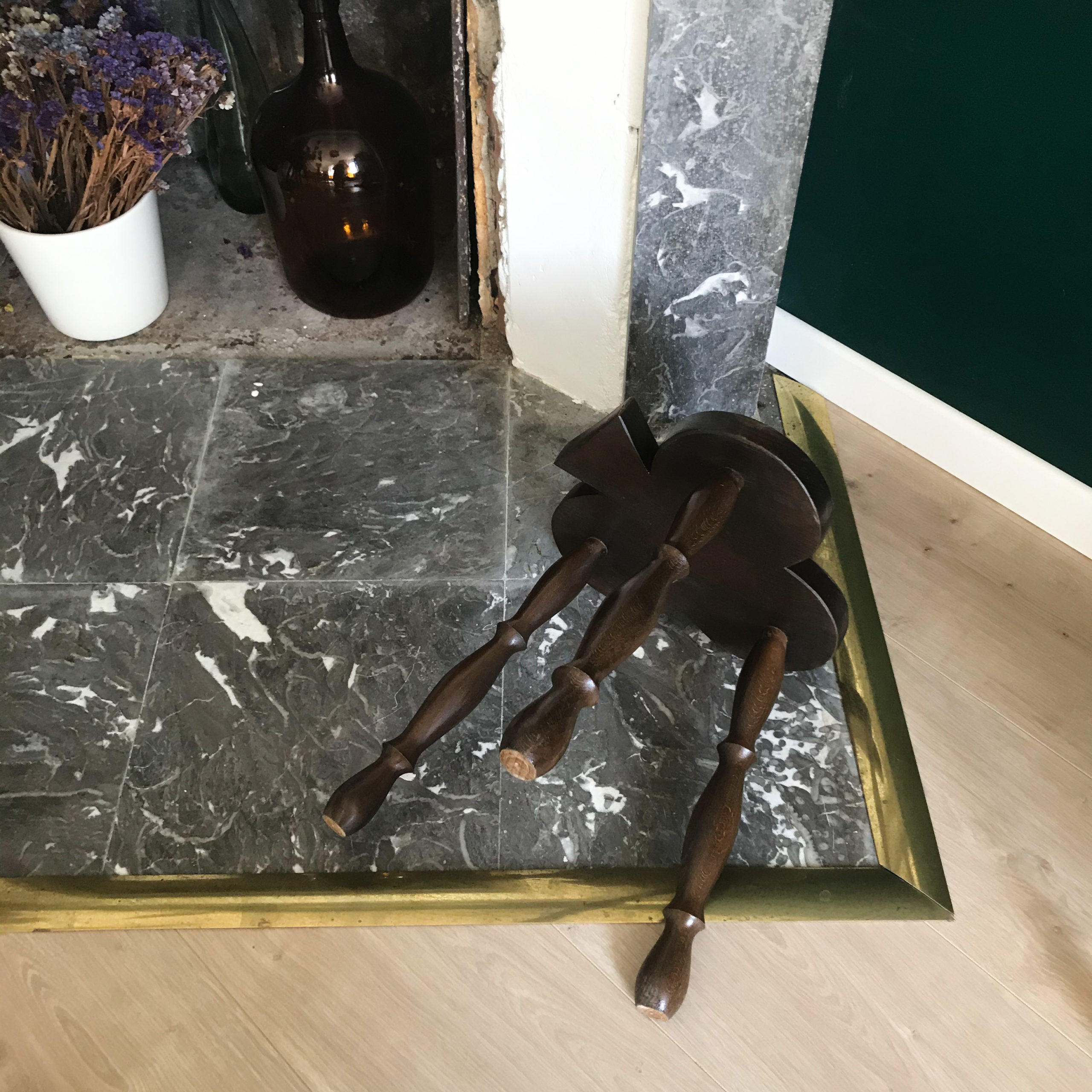 Tabouret tripode trèfle