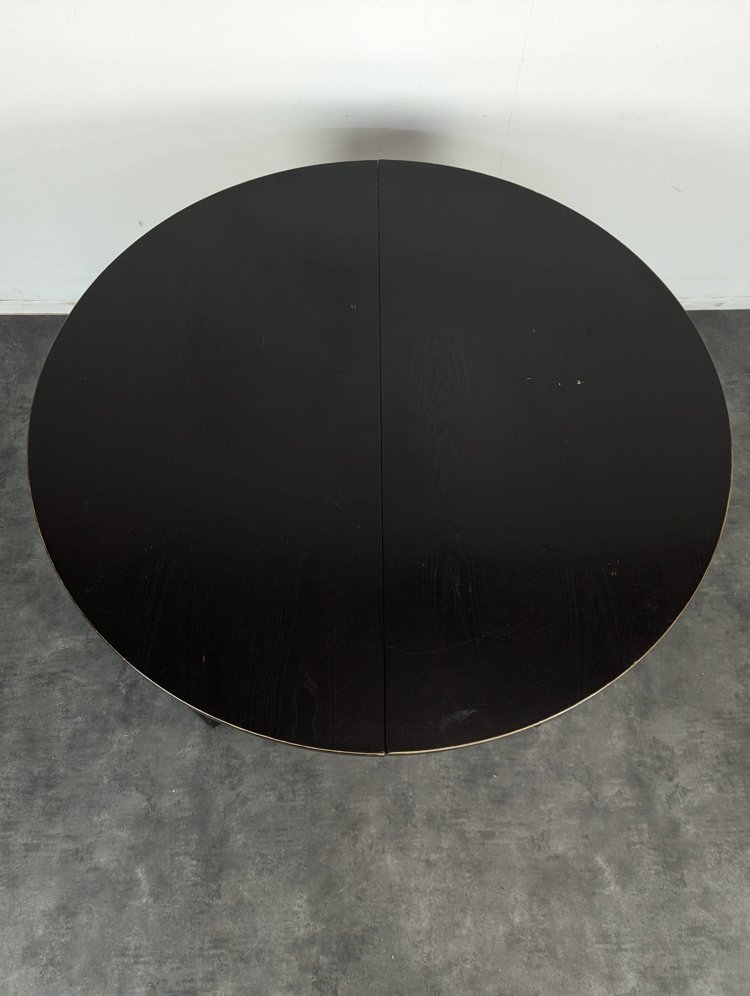 Table moderne teinté noir en chêne