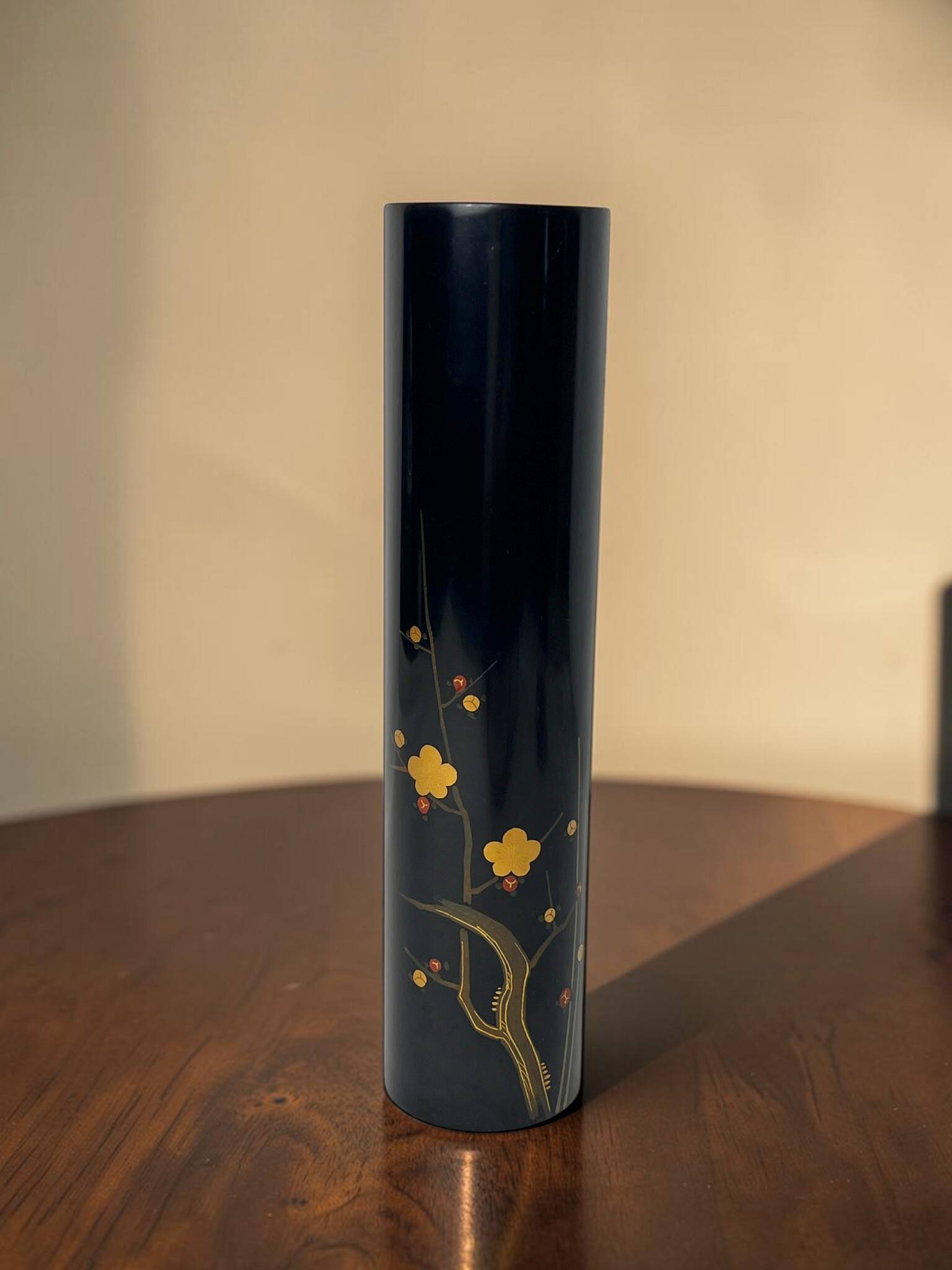 Japon, vase rouleau bois laqué Wajima décor floral XXème