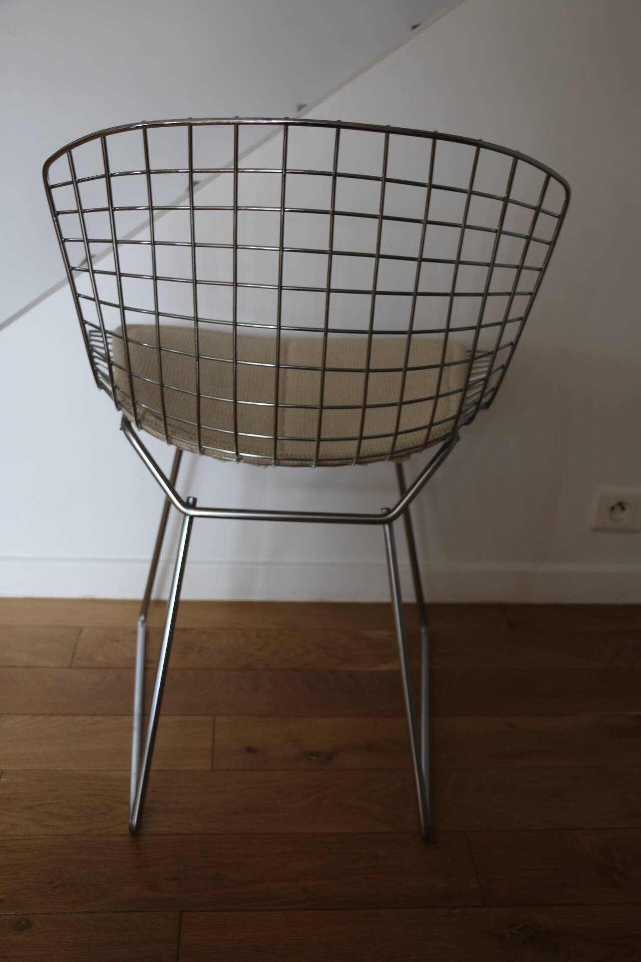 4 chrome Bertoia chairs with cushion