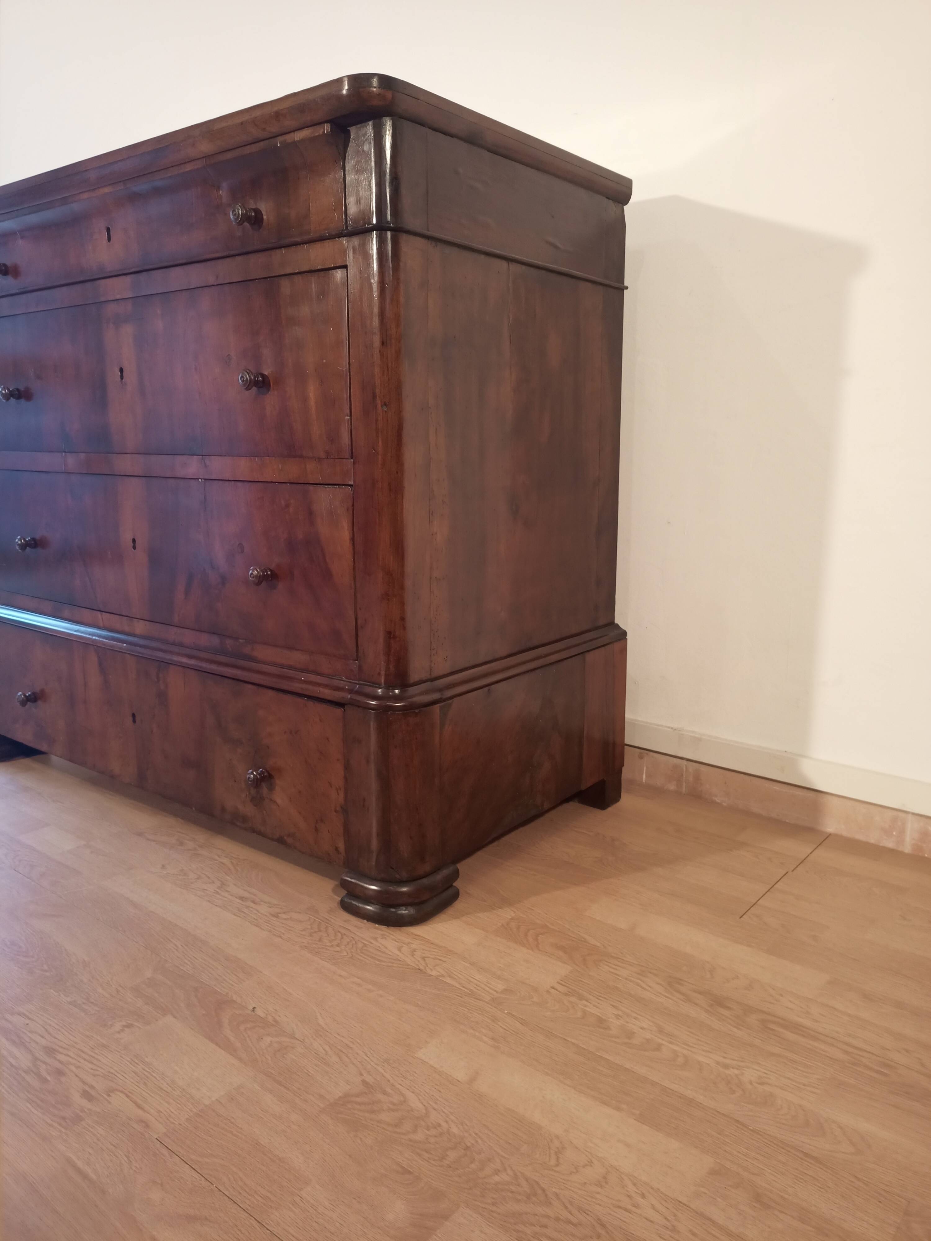 Commode italienne à quatre tiroirs en noyer de la fin du XIXe siècle