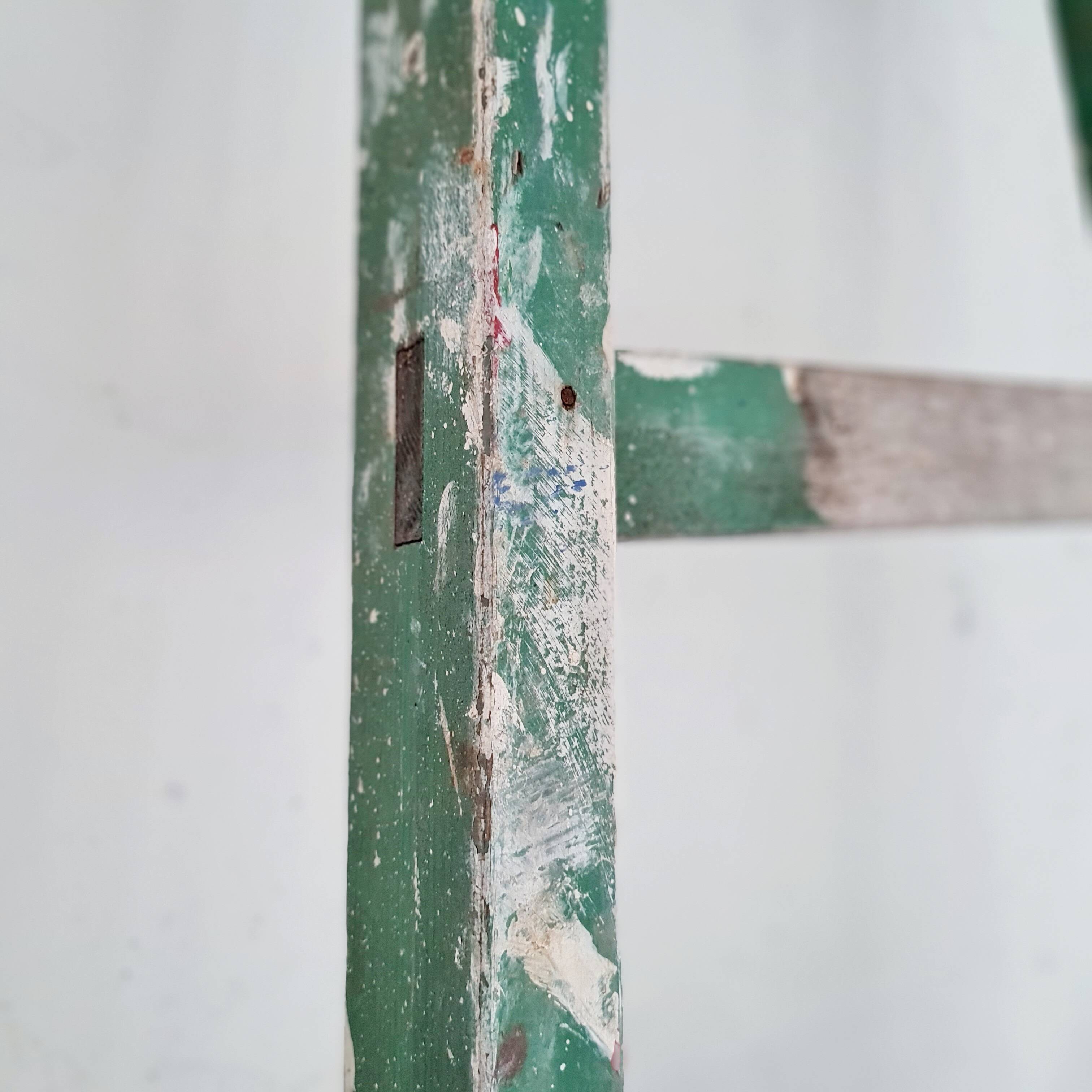 Échelle ancienne verte en bois patinée