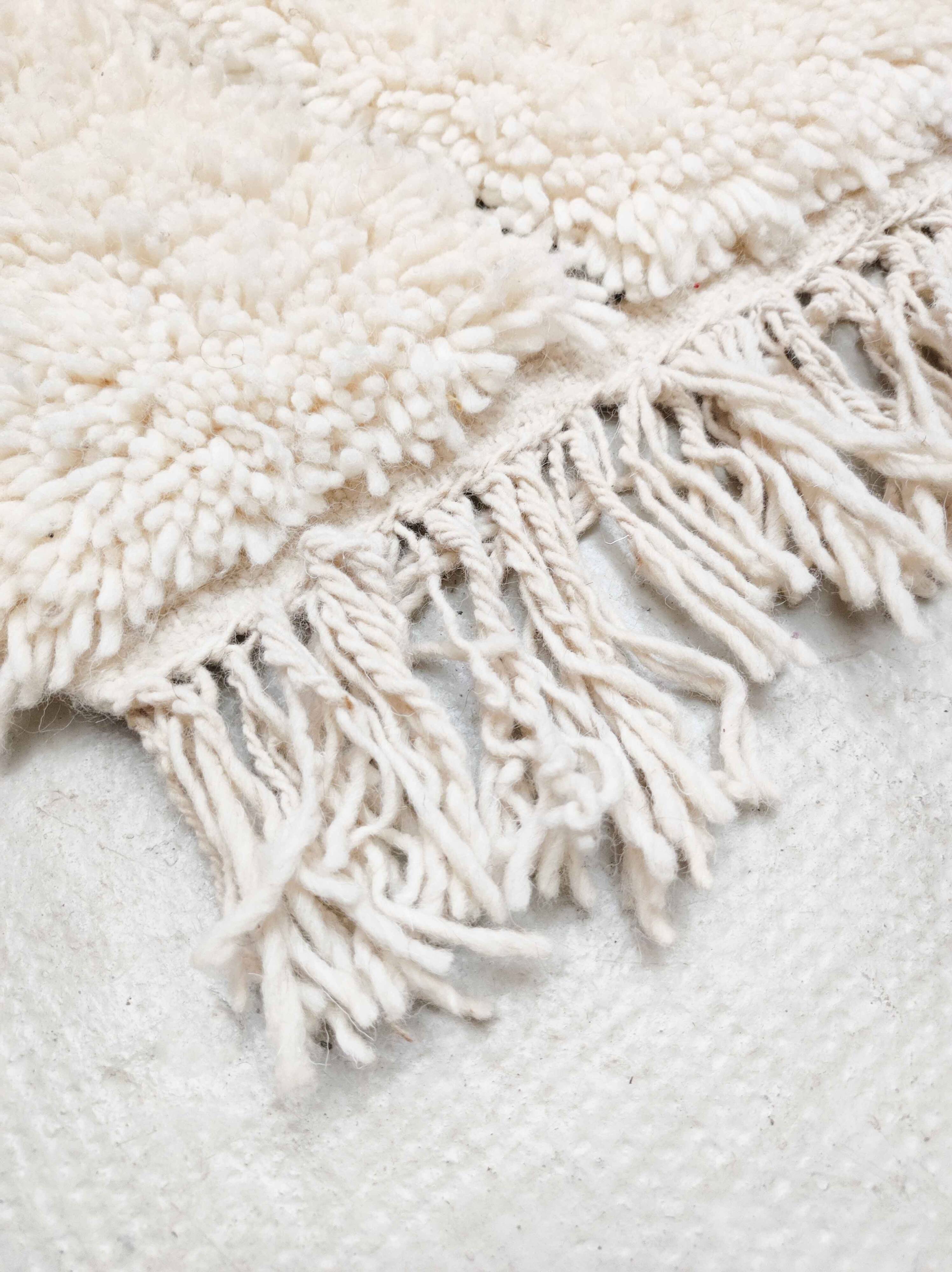 Beni Ouarain Moroccan Berber rug with engraved black diamonds 2.42x1.67m