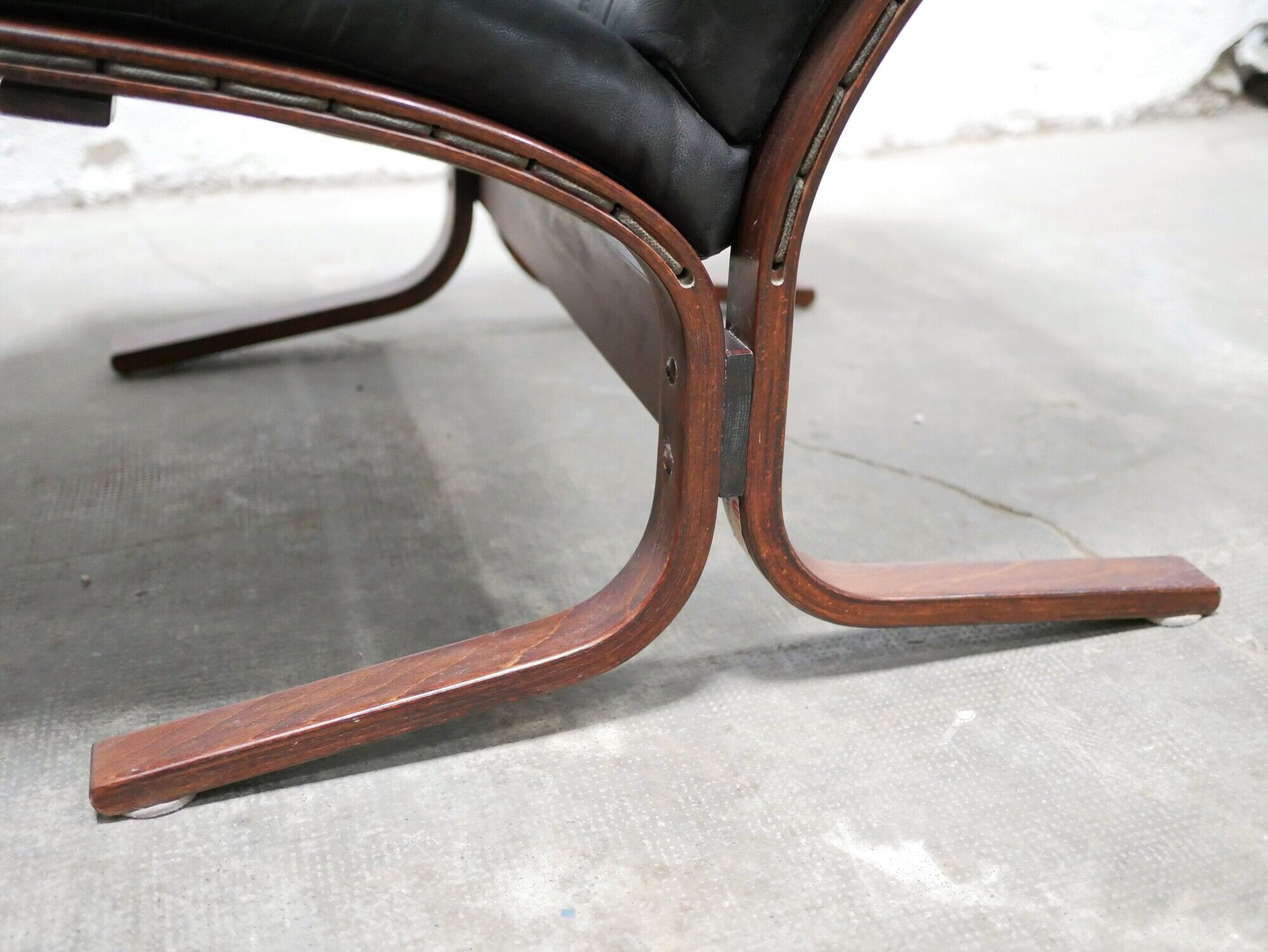 Siesta Scandinavian armchair in black leather by Ingmar Relling for Westnofa editions