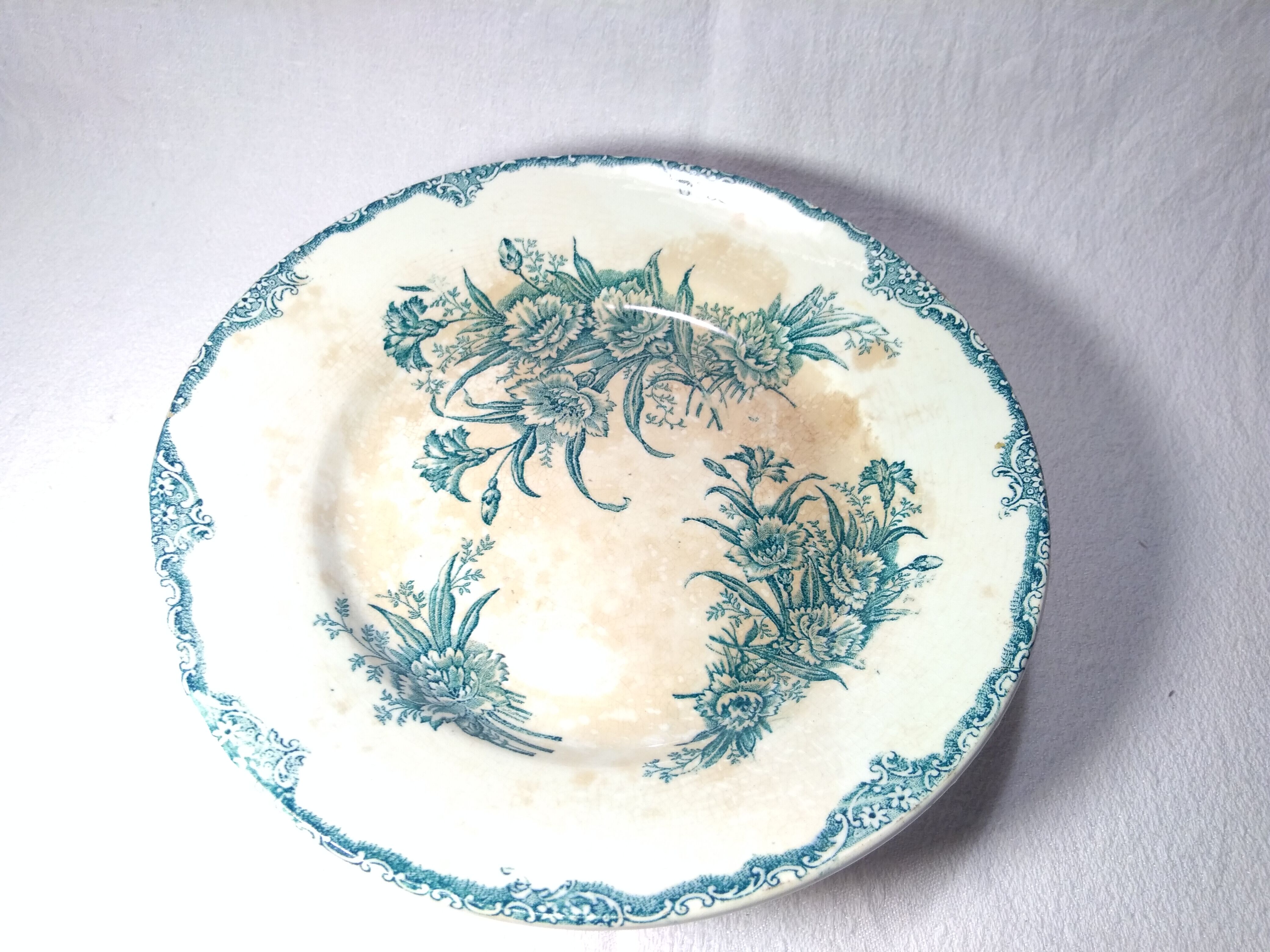 Presentation dish on foot