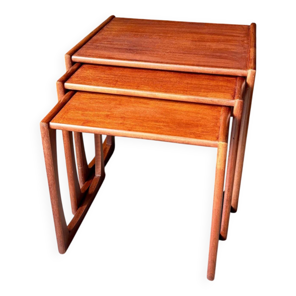 3 tables basses gigognes GPLAN modèle Quadrille en teck