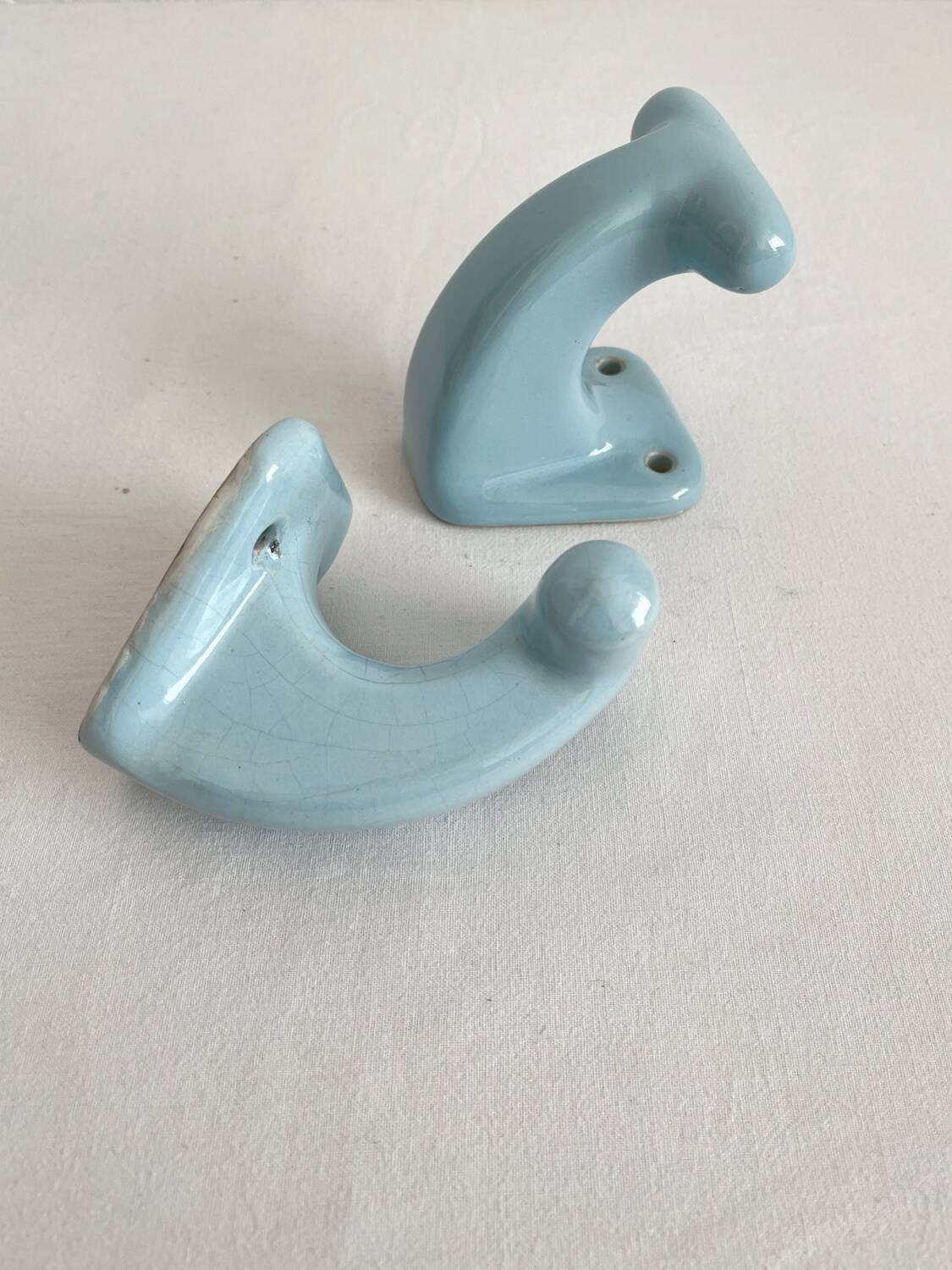 2 patères de salle de bain vintage en céramique bleue