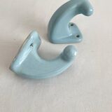 2 patères de salle de bain vintage en céramique bleue