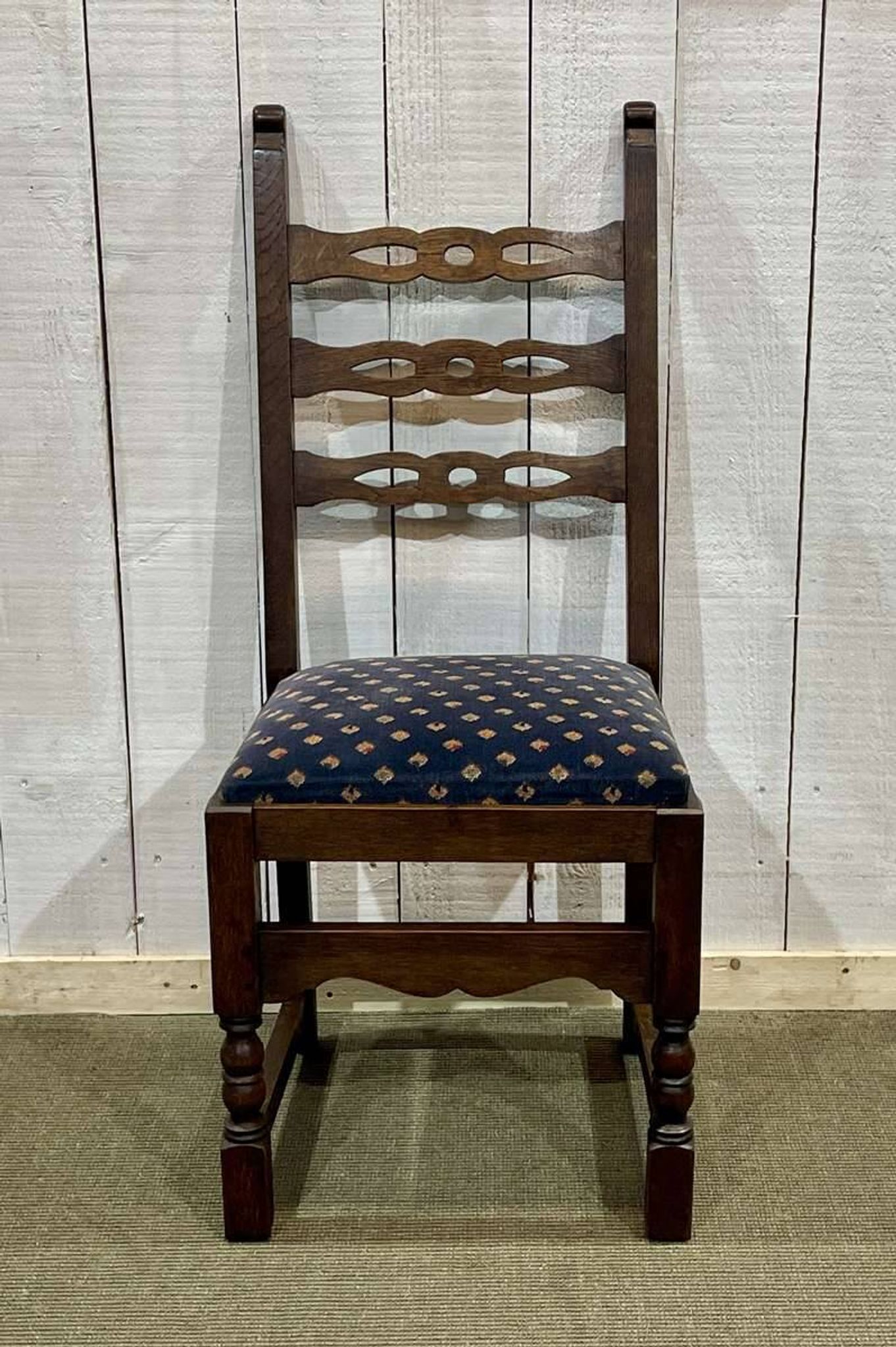 Suite de 6 chaises anglaises 19ème en chêne
