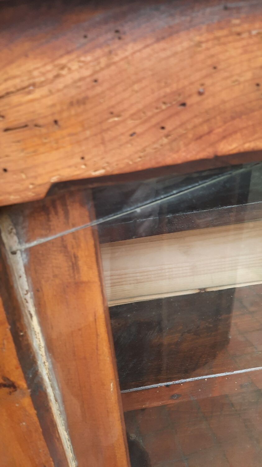 Showcase to install or hang