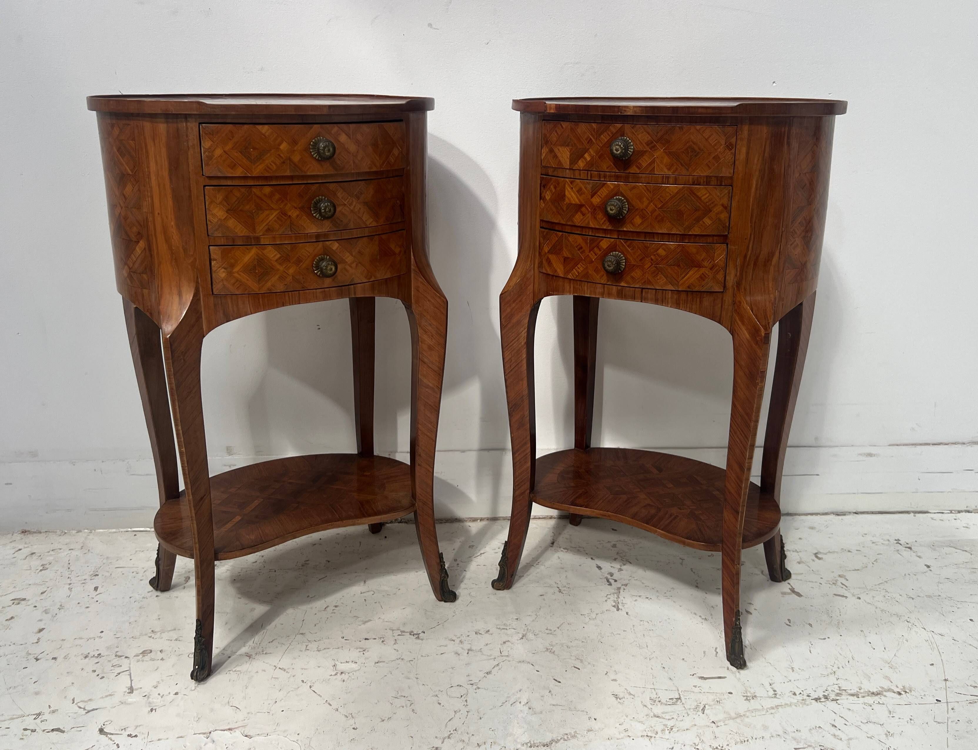 Pair of small kidney-shaped commodes in marquetry veneer, 20th century.